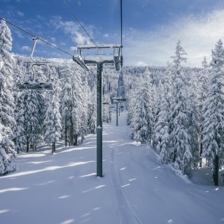 Télésiège dans un paysage ski